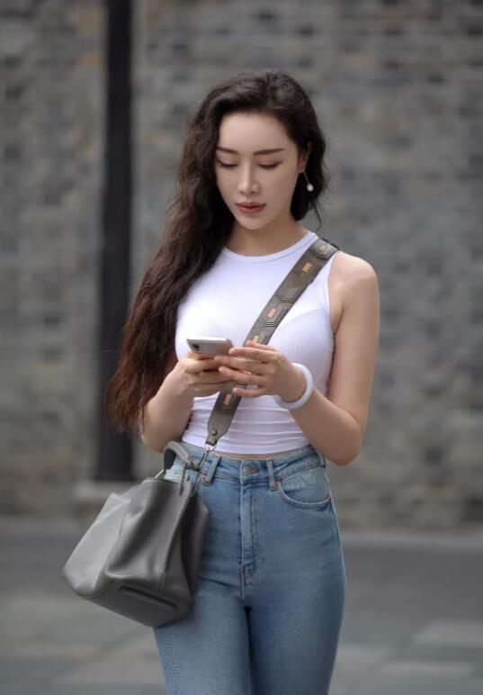 紧身牛仔裤看上去很普通，但在她身上显出了浓浓女人味