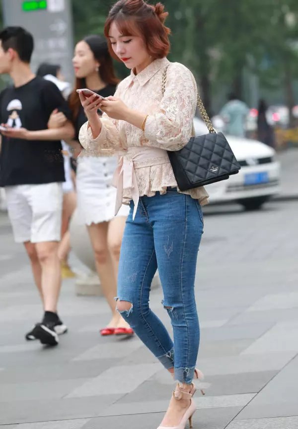 气质小姐姐紧身牛仔裤裹完美身材，火辣身材吸引了无数路人的眼球