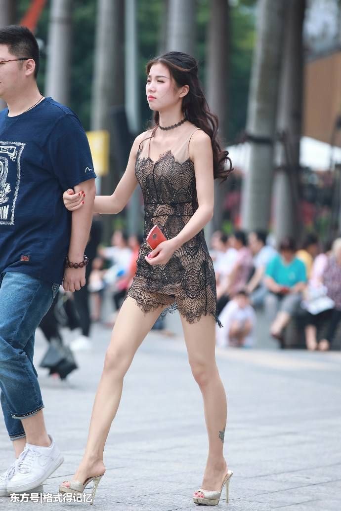 美女身穿蕾丝的超短裙,秀出一双大白腿,网友:很容易看走眼!