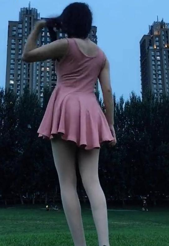 街拍：公园草坪上的肉丝袜小姐姐，空有一副御姐身材，没好好利用