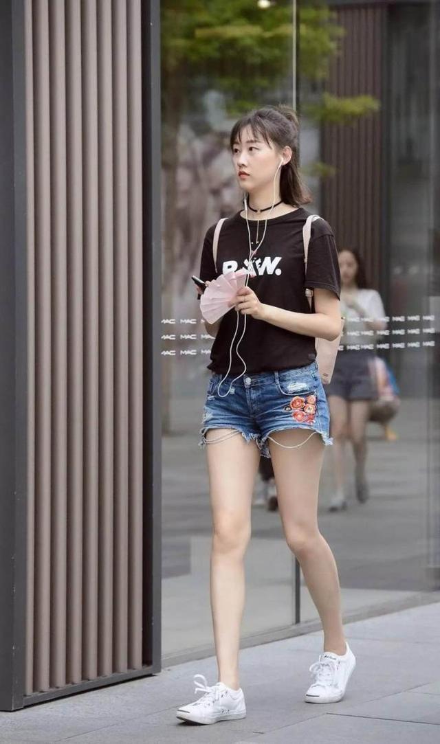  『显得』街拍：棕色卷发披肩的小美女，配戴一副黑色墨镜，显得气场十足