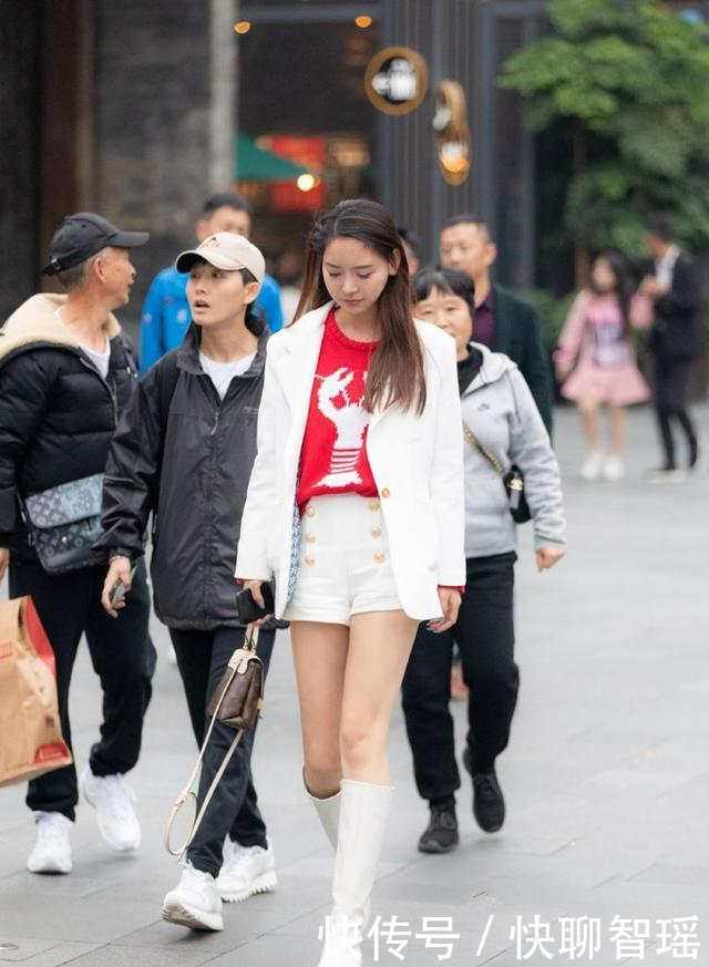  『感情』街拍穿搭：所谓的一见钟情的感情，最终还是放下了！