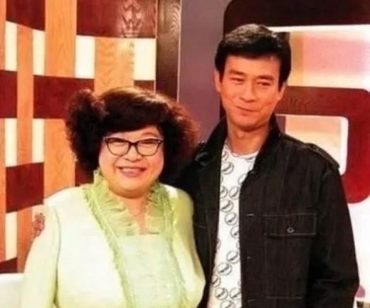 沈殿霞:郑欣宜与父亲后妈一家人团年照曝光, 郑少秋小女儿罕见露面很惊艳