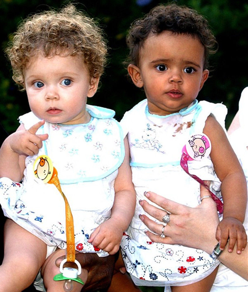 英国双胞胎姐妹肤色一黑一白，上学后老师都不敢相信