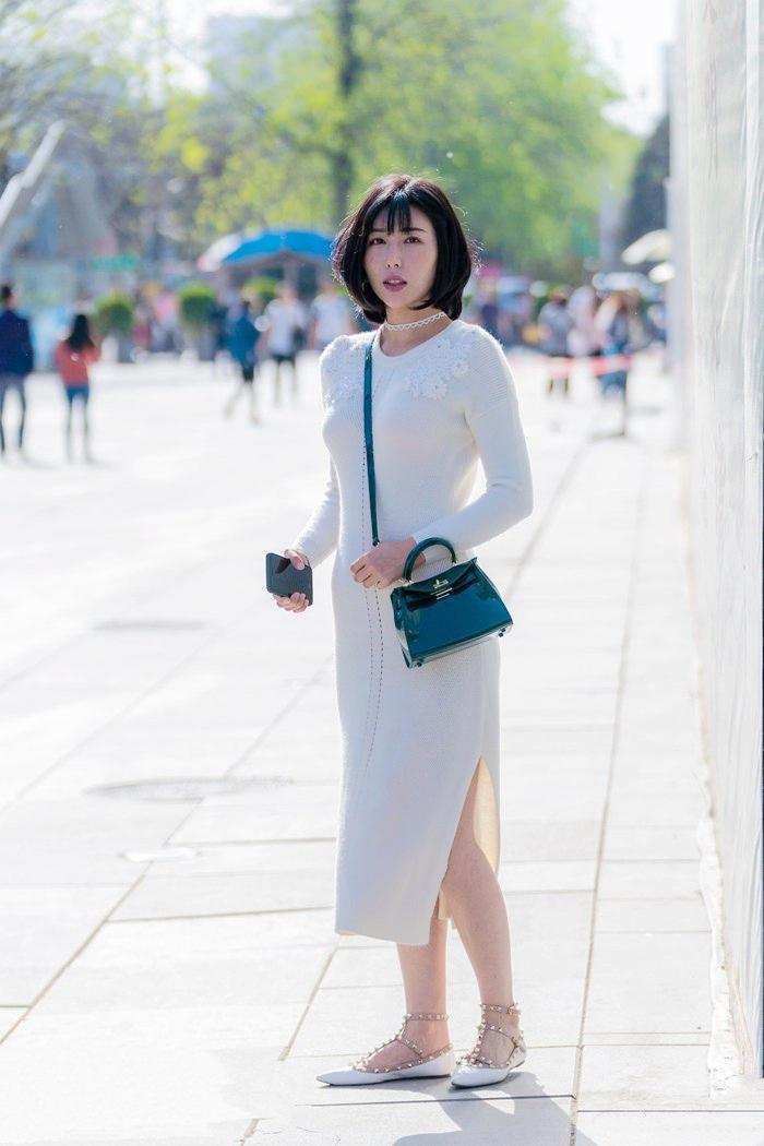 街拍: 窈窕的美女, 白色连衣裙穿得婀娜多姿, 透露着纯洁美感