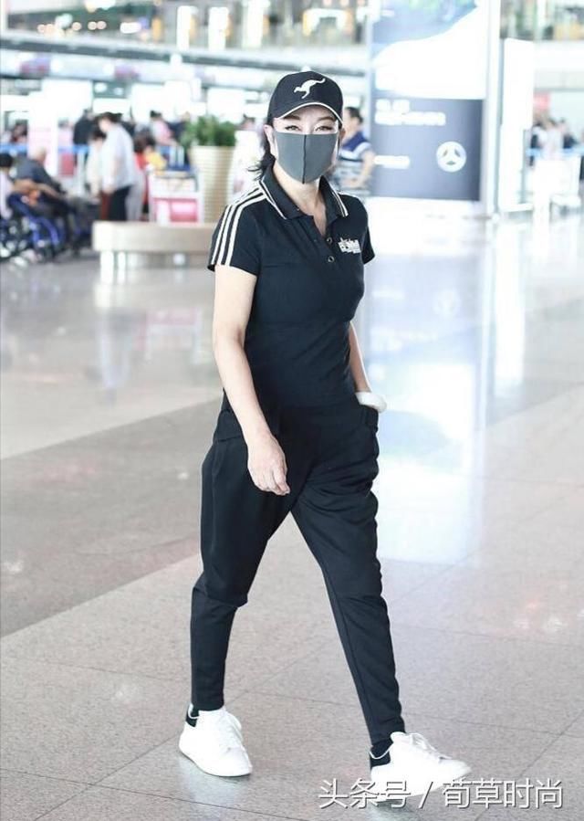 冻龄术？刘晓庆穿搭显少女，米雪扎丸子头，64岁的她还在穿高跟鞋