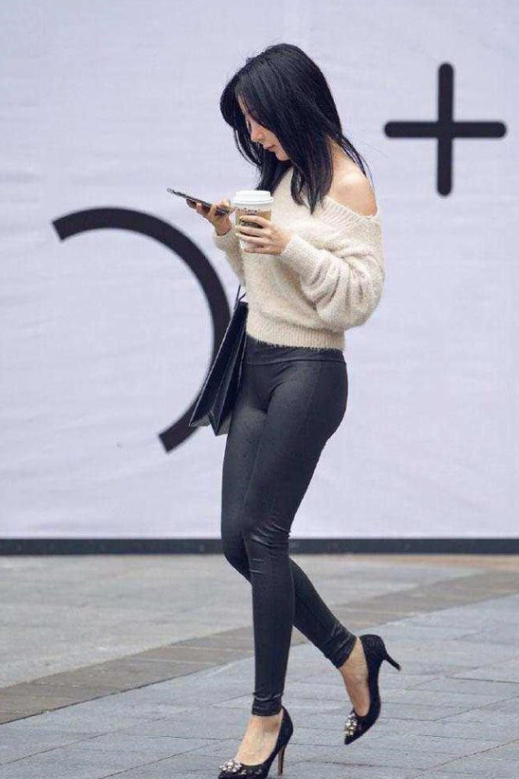 紧身打底裤：成熟优雅的美女，增添别致女人味，显出曼妙身材！