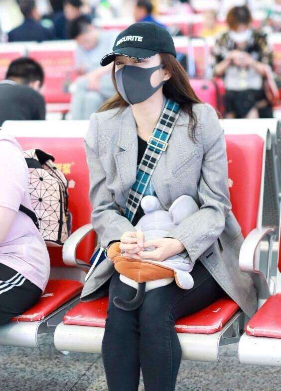 秦岚瘦成一条闪电, 这么紧的裤子也塞得下, 低头看看这腿缝太宽了