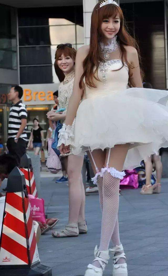 街拍：妙龄女郎穿学生服，大长腿穿起来亭亭玉立，含苞欲放!