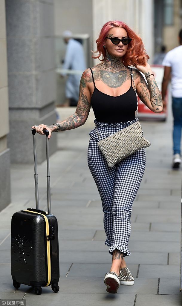 纹身上面长个脸！杰玛露西橘红色新发型臭美不停 肥臀大胸凹造型