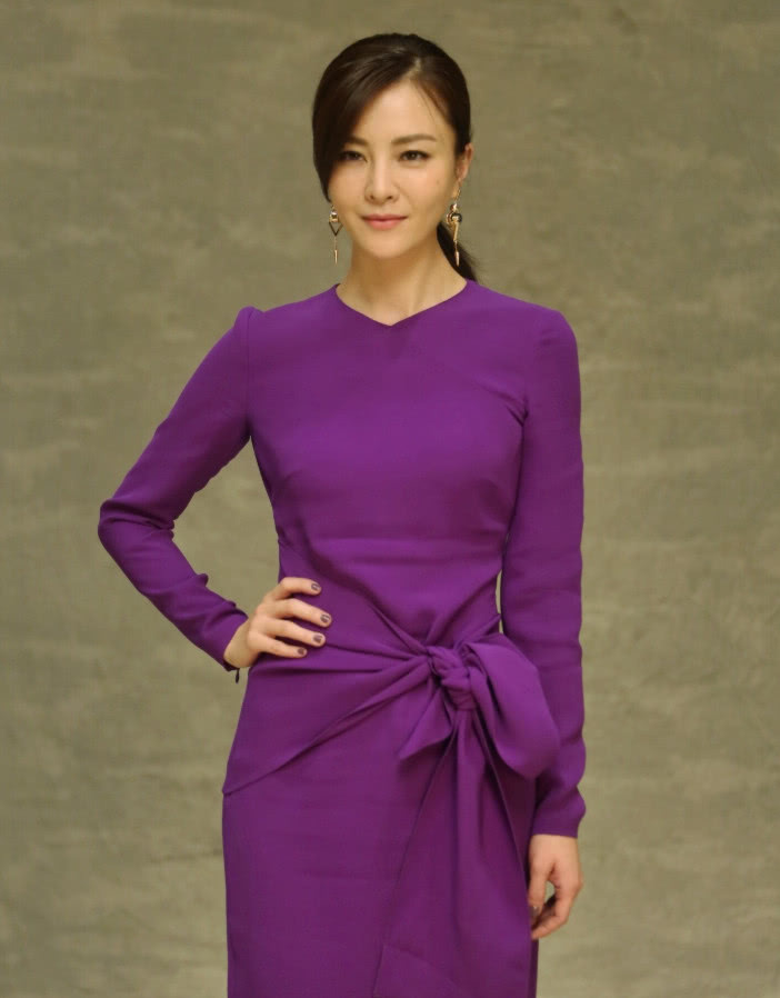 她是徐静蕾大学同班同学,曾把未来老公介绍马伊琍,穿搭很时尚!