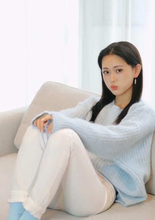  蓝色：请收下这份干净又小众的穿搭指南，这么多款式，不信你都不喜欢