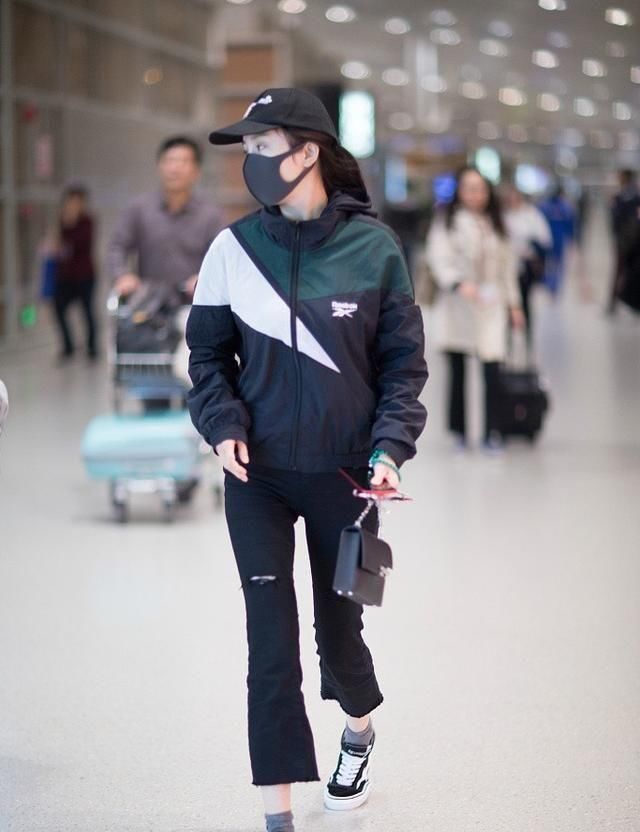  【喇叭裤】“牛仔外套”不吃香了，今年流行穿“校服”，减龄洋气