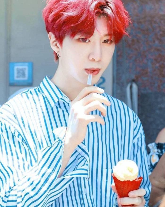 小鲜肉吃冰淇淋:范丞丞用勺子,最服易烊千玺左手右手都拿了一个