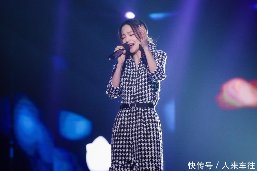 36岁张韶涵跟26岁迪丽热巴撞衫，差10岁却穿出同年龄的感觉