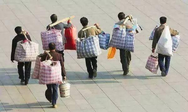  排队■被藏40年的春运偷拍照：那一年，我排队到通宵，那一年…