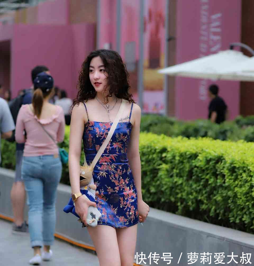 路人街拍，微胖小姐姐穿着休闲又运动，大长腿迷人而抢镜！