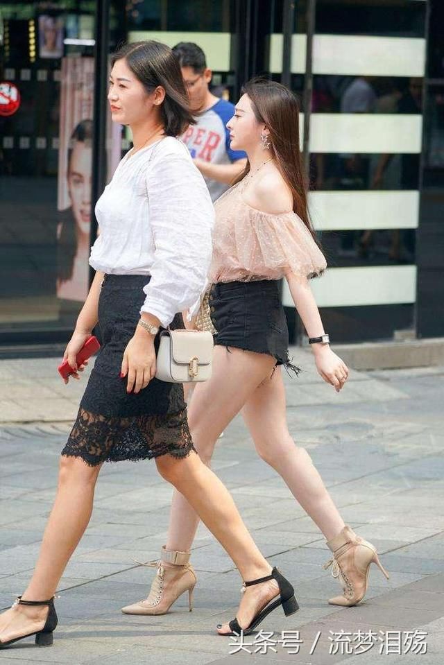 路人街拍，妩媚动人的小姐姐身穿一袭酒红色无袖连衣裙，妖治美艳