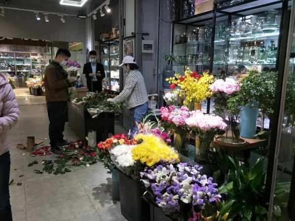  『讲价』探访郑州一花卉市场：往年土豪买花不讲价，今年买啥花都说“便宜点”
