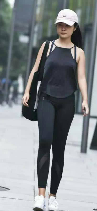 婴儿肥小姐姐运动紧身裤勾勒丰腴线条,一张娃娃脸显得肥而不腻