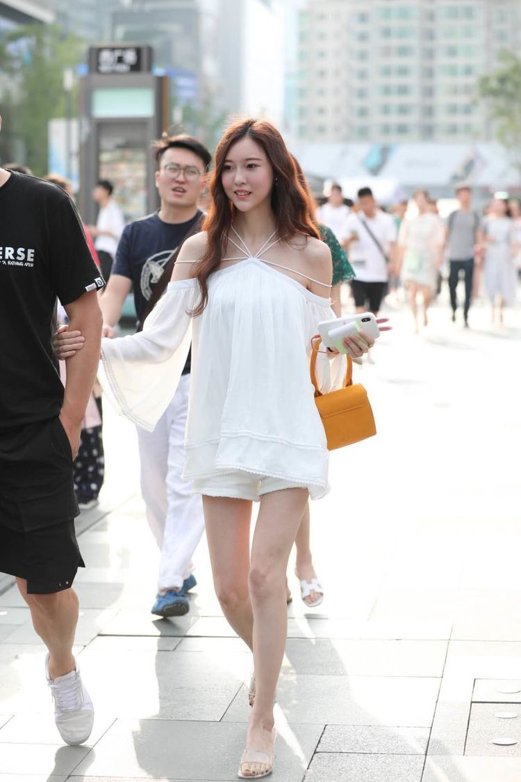 街拍：不同风格的裙子有不同的味道，让人沉浸在夏日的清凉中！