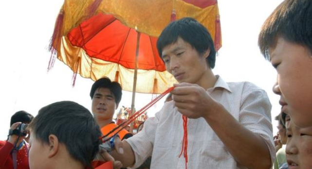 “农村办酒席，舅舅坐上席”，为何舅舅在亲戚中的地位如此高？