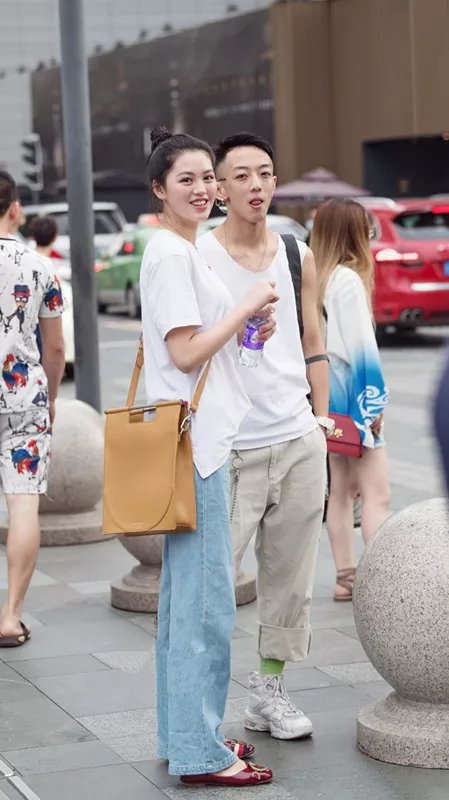 路人街拍，小姐姐穿着清新而淡雅，身材高挑，气质不凡！