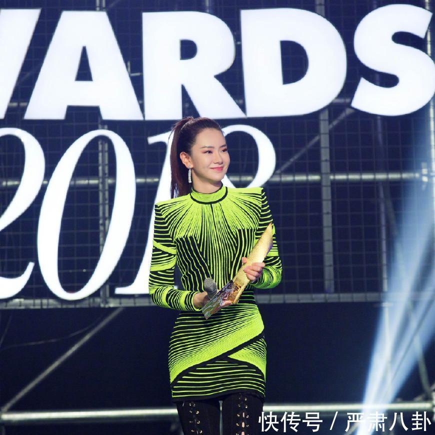 33岁戚薇越穿越大胆，荧光绿“灯管装”，这衣品比卡戴珊还狠