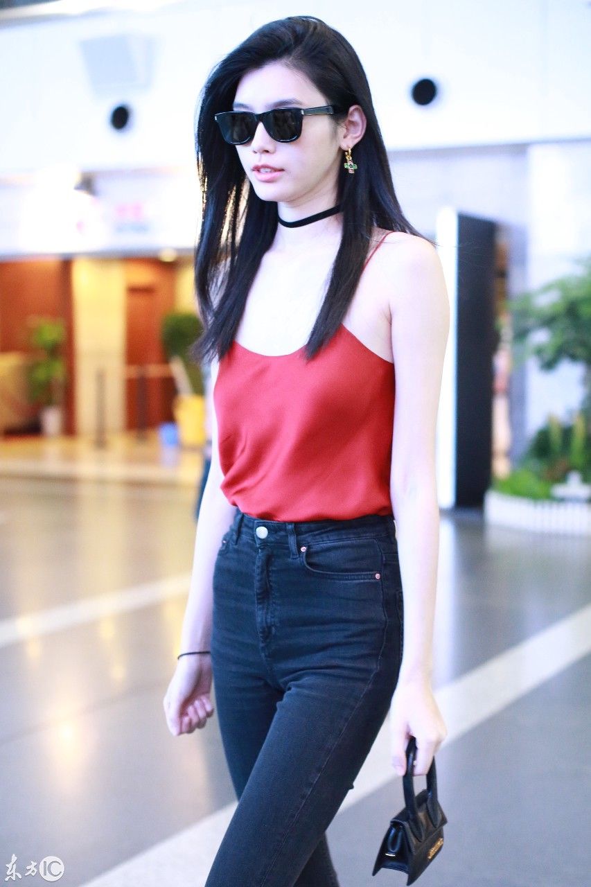 奚梦瑶现身机场，小红吊带上衣加紧身牛仔，一双大长腿配马丁靴