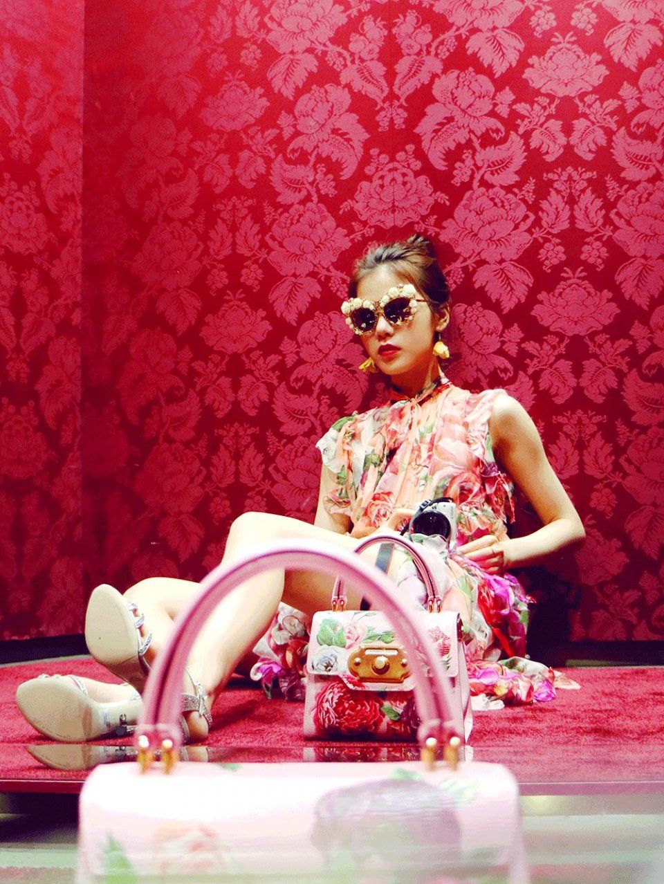 亲身示范丨原来真的可以在试衣间自拍出时尚芭莎封面!