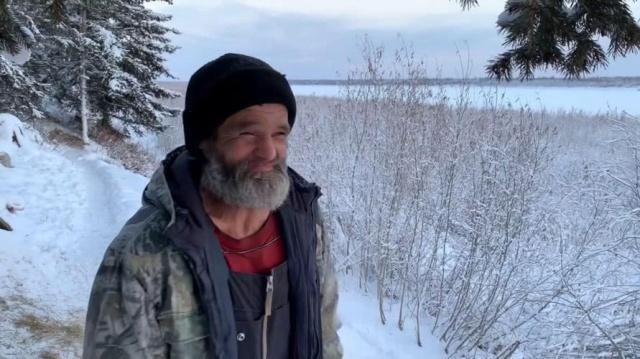 苏联解体前几个月，一名空降兵突然失踪，靠打猎维持生计几十年