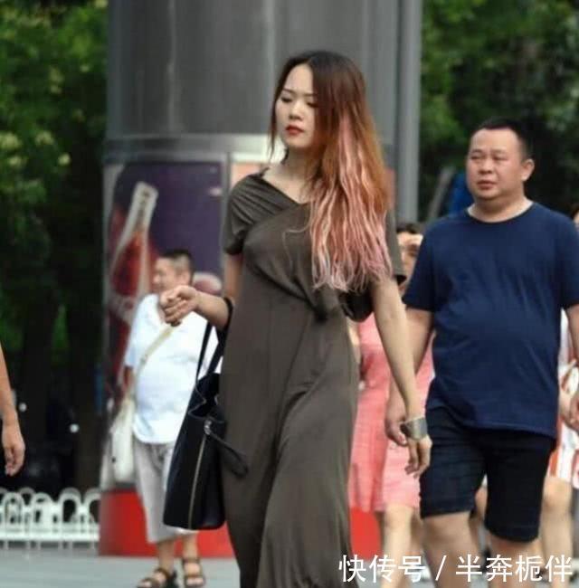 『长裙』小姐姐高腰衫配白色长裙,简单的穿搭也很有女人味