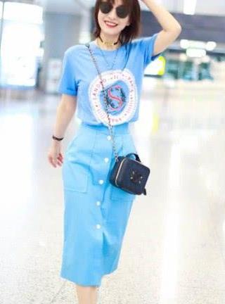 吴昕穿一身蓝走机场秀，像蓝色小精灵，红色大S表明身段