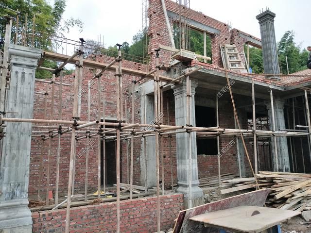  房盖■重庆刘先生回乡建洋楼，光挖机费就花了2万多，这房盖的有