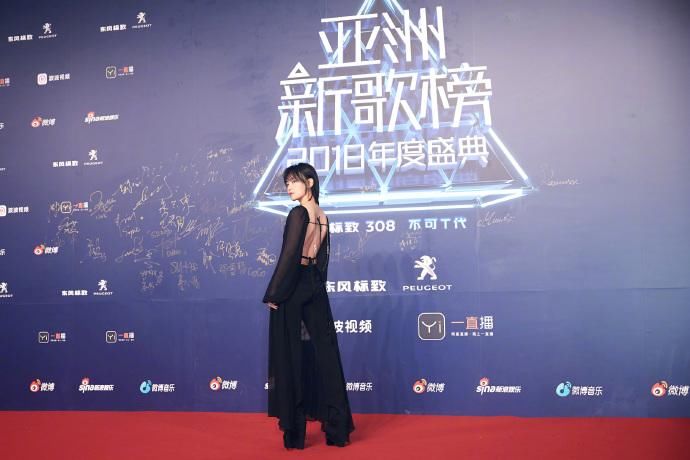 周笔畅性感露背装写真图片