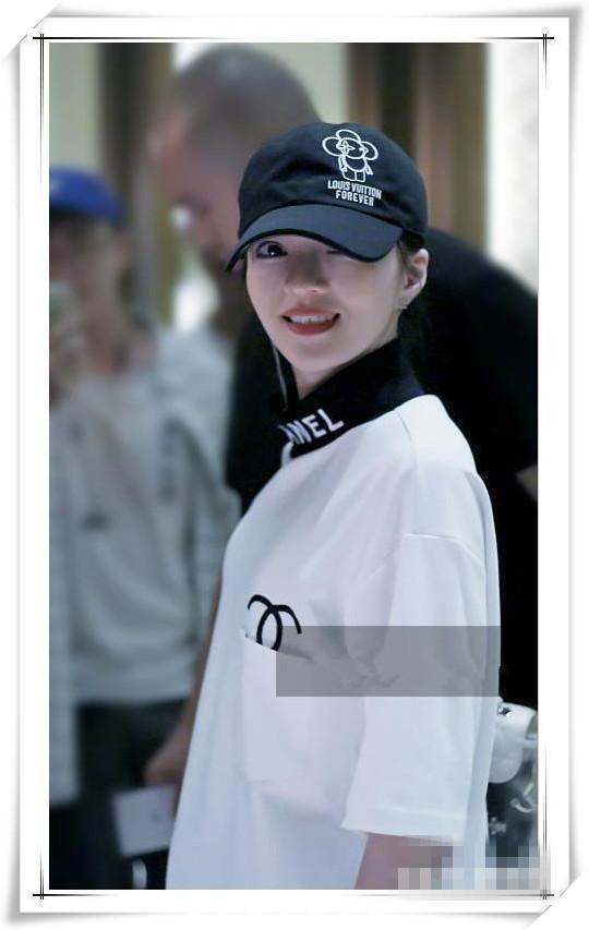 张韶涵太高估自己了,80斤体重穿200斤T恤,网友:还是贾玲穿好看