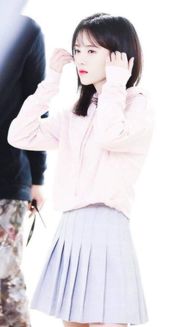 鞠婧祎总算穿对了!牛仔短裤配长筒袜,180的效果都出来了!