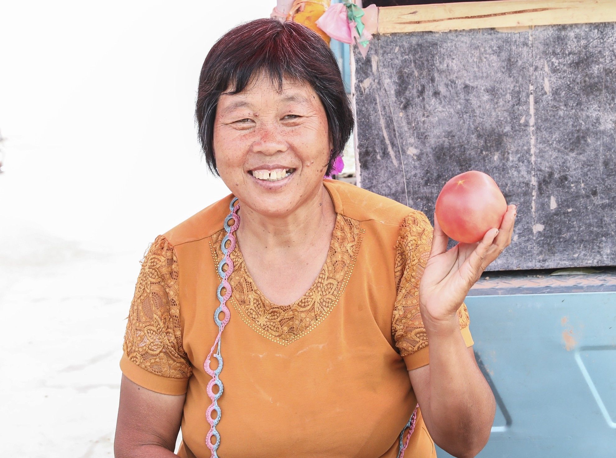  【奶奶】山东6旬农民大妈种8亩西红柿，大集做生意还要看孙子，