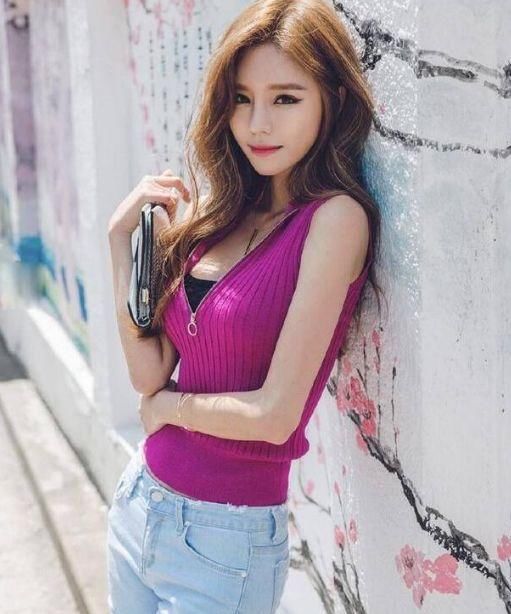 街拍:紧身裙小姐姐秀出“奶白”的大长腿，身材时尚一览无余!