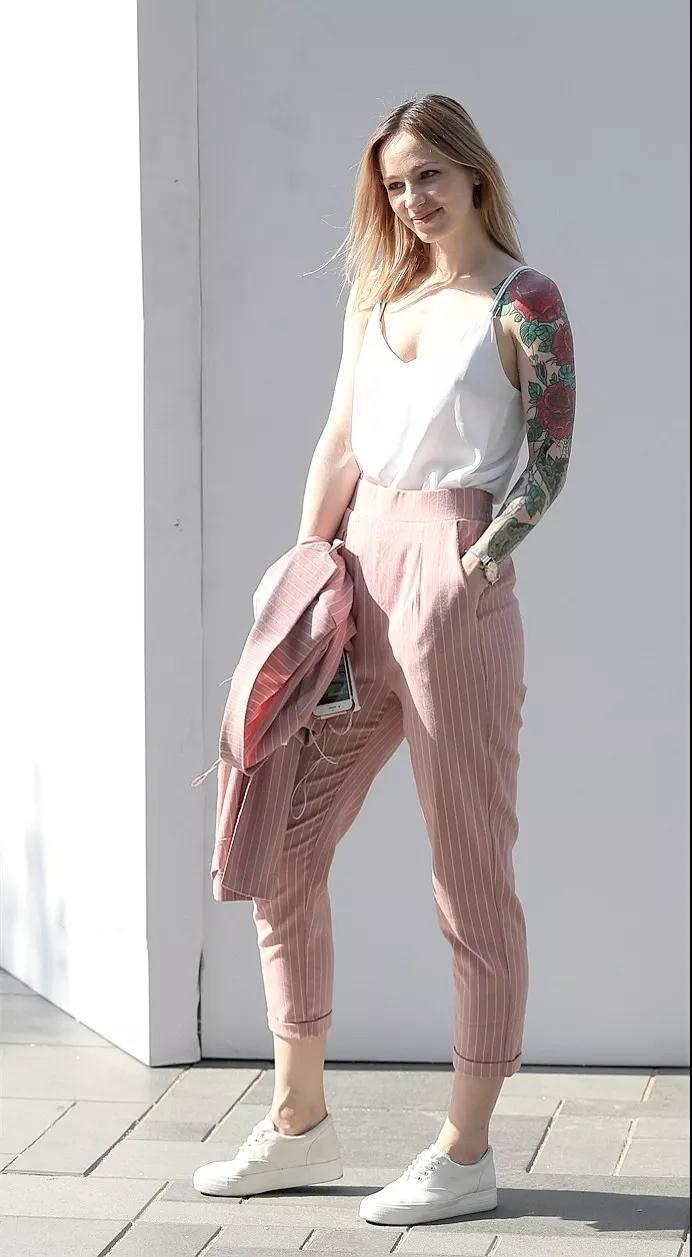 街拍美图 洋美女搭配粉色背心 尽显女性柔美秀气的一面 你喜欢吗