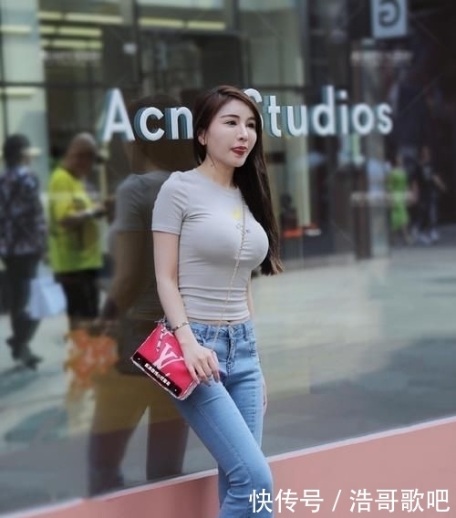  『美女』美女街拍时尚穿搭，灰色T恤搭配牛仔喇叭裤，端庄淑女气质绝佳