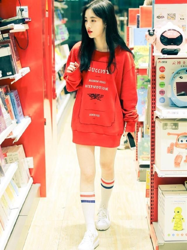 159cm鞠婧祎把卫衣穿成连衣裙，小个子女生想显高就该这么穿！