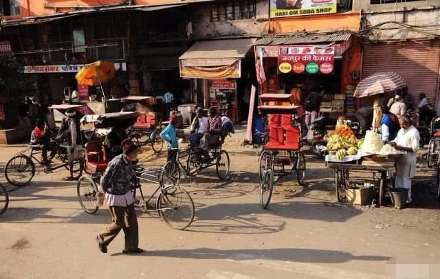 中国游客到印度旅游，在当地买了一根冰棍吃，知道原料后脸都绿了