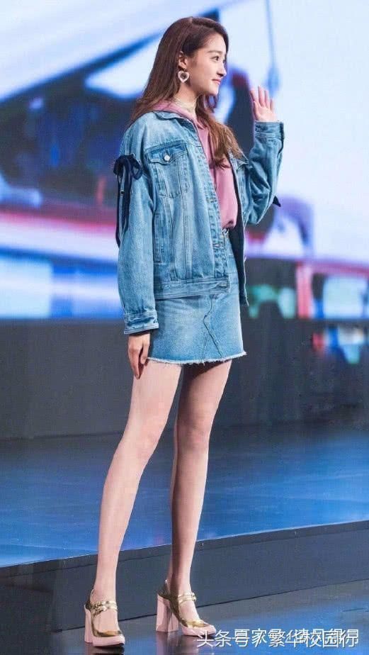 关晓彤最大的优势就是身材比较好，匀称、苗条，还很高腿很长