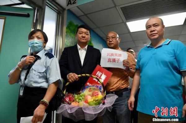 大批香港市民、团体慰问被殴打记者付国豪
