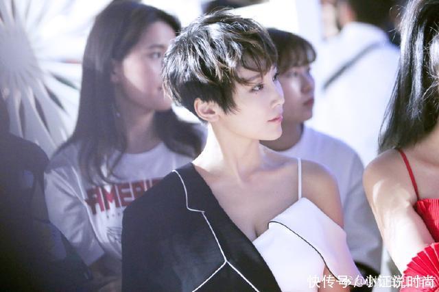 35岁谢楠孕期依旧纤瘦,蕾丝短裙+高跟鞋温柔又霸气!