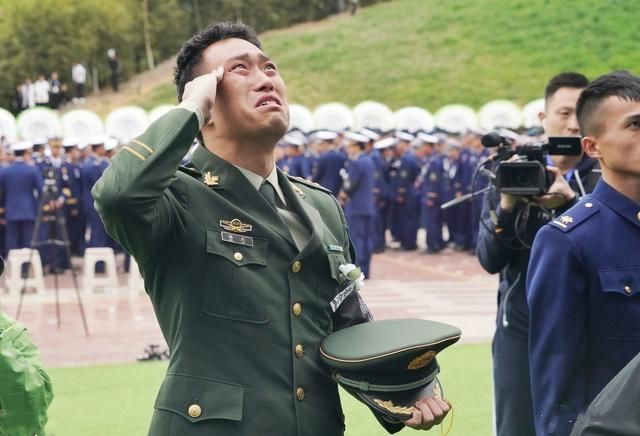30位牺牲英雄集体追悼会，烈士亲属泣不成声，战友含泪行军礼！