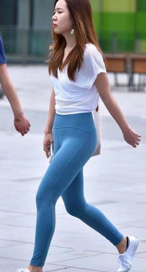 紧身打底裤：青春朝气的打扮，带来清爽的视觉感！