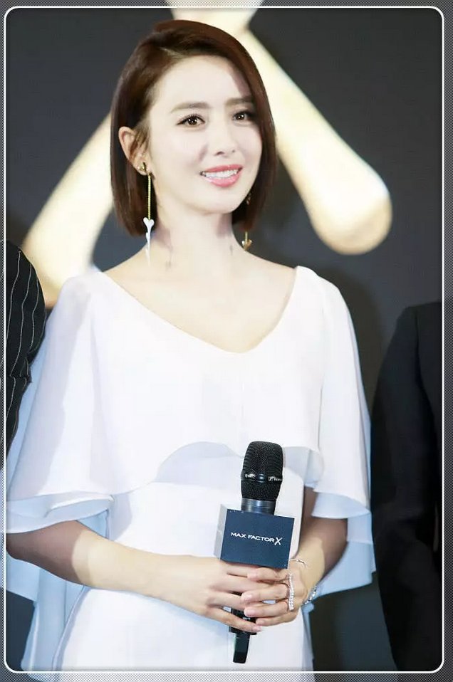 佟丽娅把短发拉直后，年轻了不止10岁，网友:巴掌小脸好迷人!