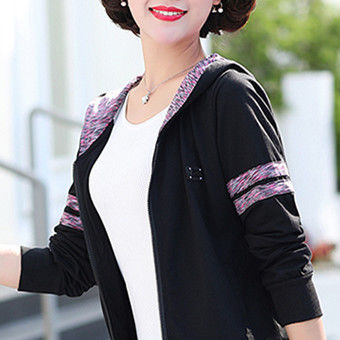 新流行一种时尚:卫衣+牛仔裤，瞧瞧这款，51岁妈妈穿减龄超美